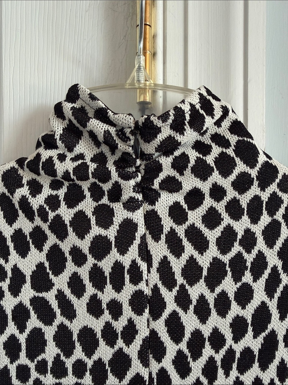 St. John Black & White Sleeveless Mock Neck Animal Print Sweater Size M - Picture 4 of 7